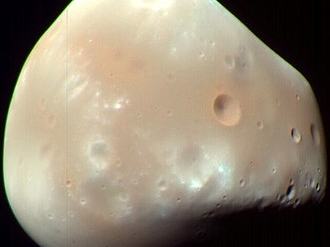An enhanced-color image of Deimos (MRO, 21 February 2009). Image: NASA/JPL-Caltech/University of Arizona